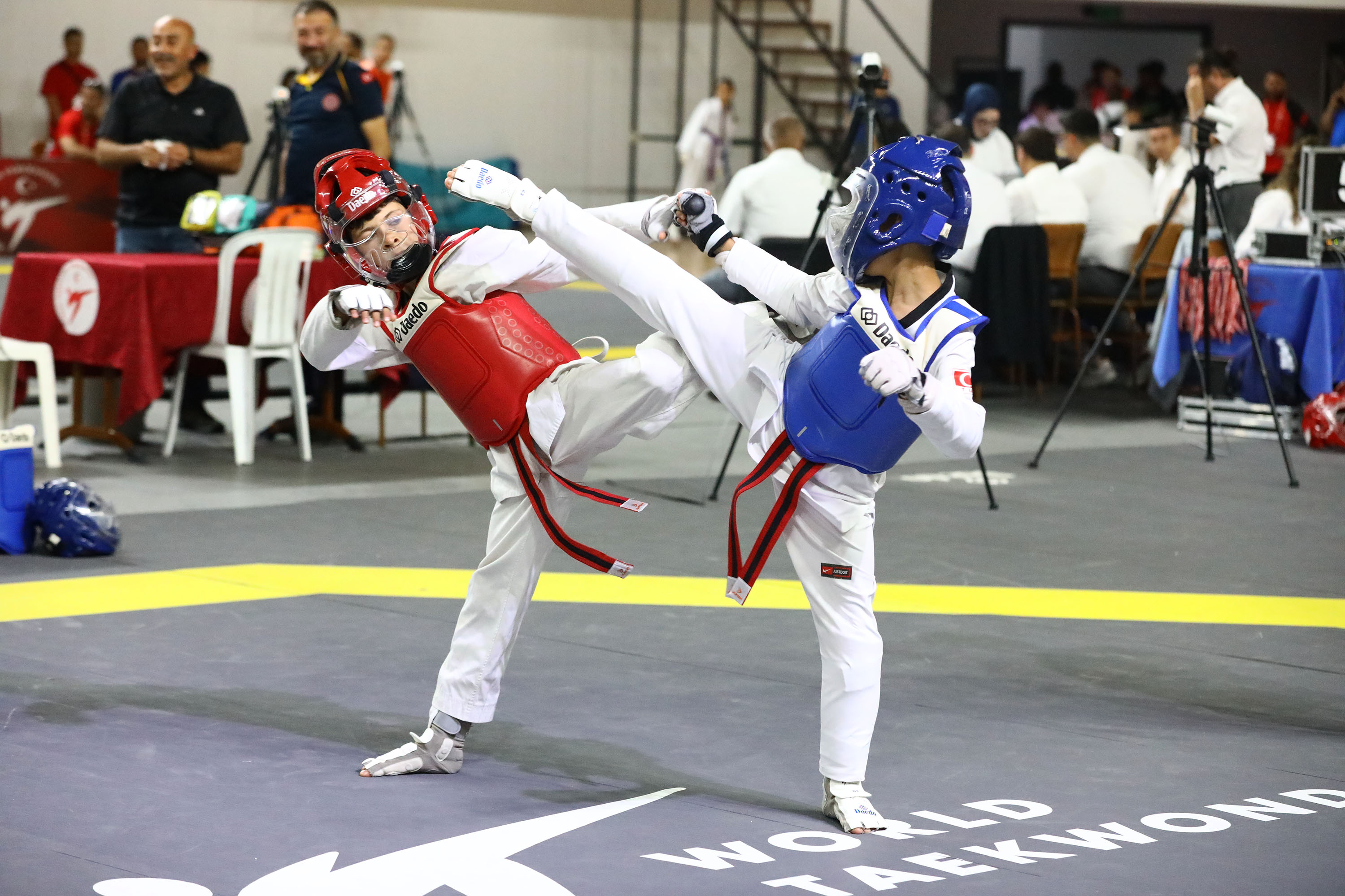 Sivas'ta GSB Spor Okulları ve Taekwondo Şampiyonası Başladı