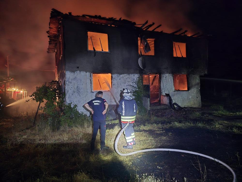 Kastamonu'da Engelli Vatandaşın Evi Kül Oldu: 2 Katlı Ev Yandı