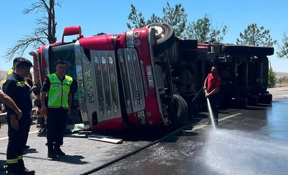 Kırıkkale'de Orman Ürünü Yüklü Tır Devrildi: 1 Yaralı