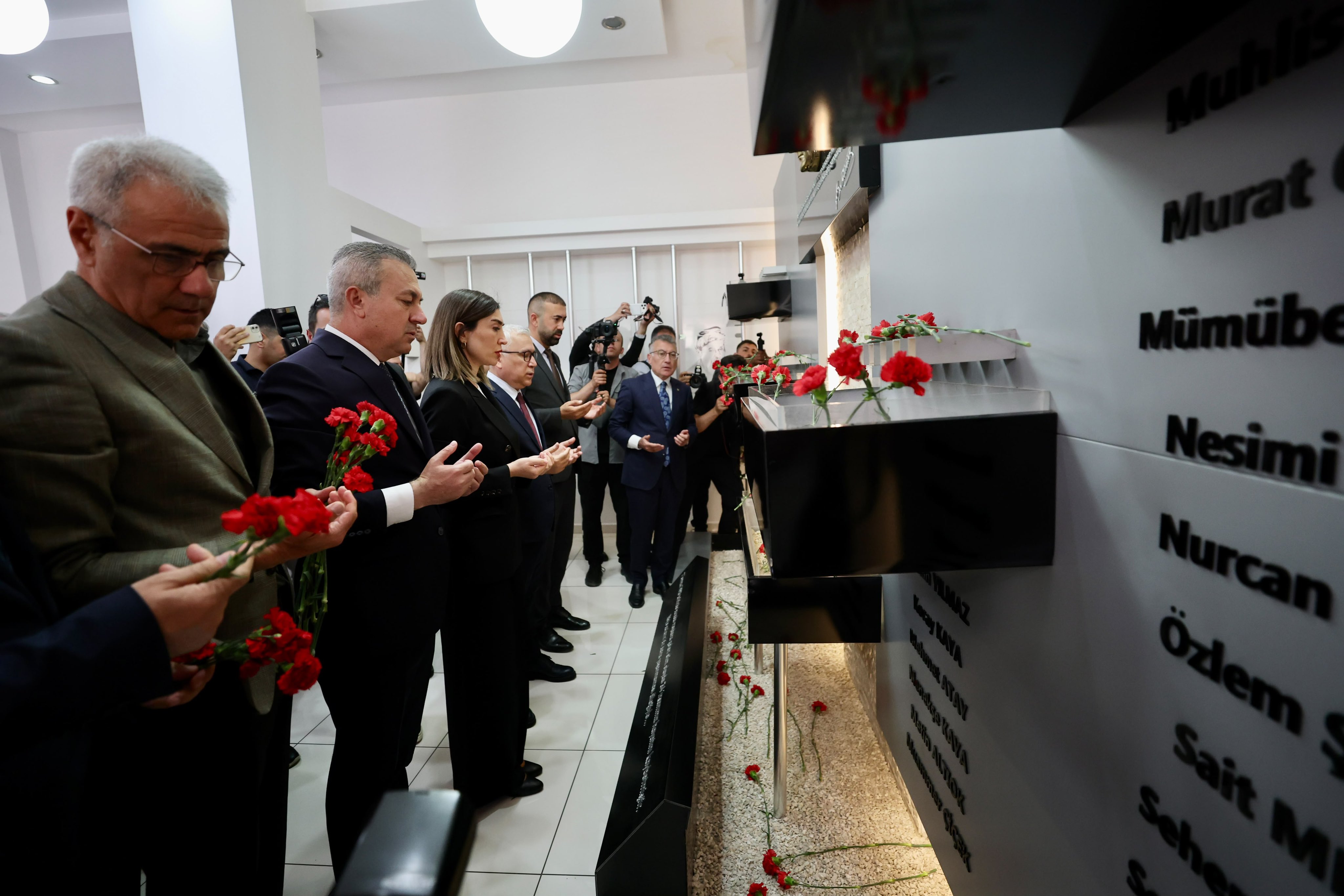 Sivas'ta 2 Temmuz Unutulmadı: Anı Köşesine Karanfil Bırakıldı
