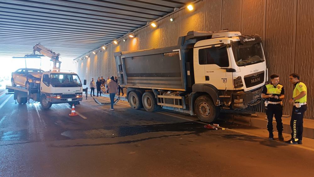 Batman'da Alt Geçitte Dehşet: Kamyon Karşı Şeride Geçti!