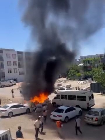 Kahta'da İş Merkezleri Önünde Korkutan Yangın: Araçlar Zarar Gördü