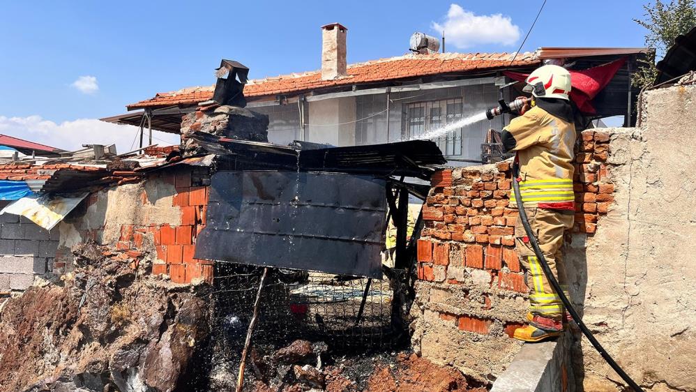 Kula'da Korkutan Bahçe Yangını: Ev Fırını Alev Alev Yandı