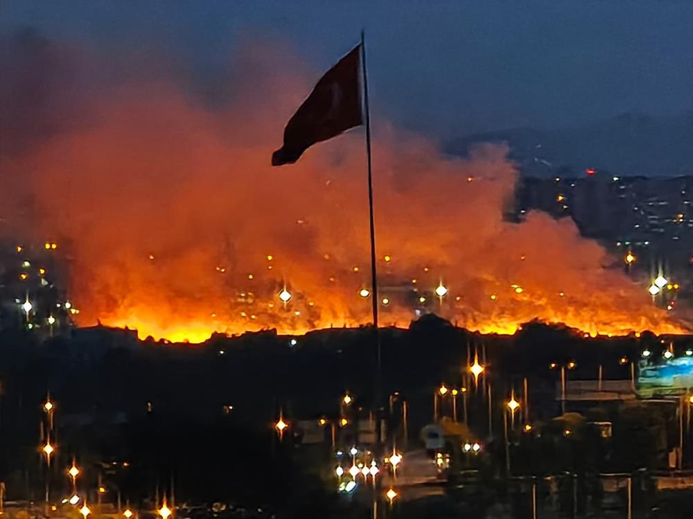 Ankara Etimesgut'ta Korkutan Otluk Arazi Yangını!