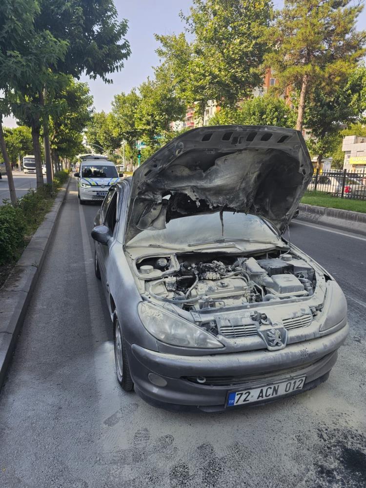 Batman'da Korkutan Araç Yangını: Vatandaşlar Faciyayı Önledi