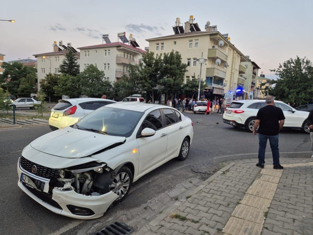 Bingöl'de İki Otomobil Çarpıştı: Kültür Mahallesi'nde 2 Yaralı