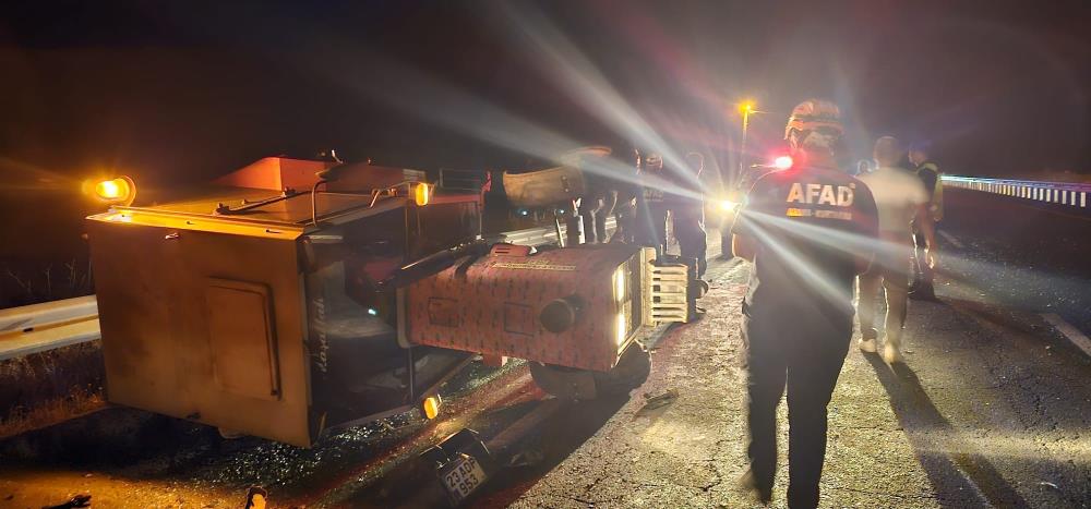 Elazığ-Bingöl Yolunda Kaza: Minibüs ile Traktör Çarpıştı!