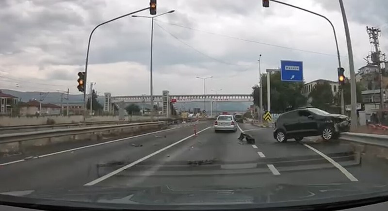 D-650'de Facianın Eşiğinden Dönüldü: Tıra Çarpan Otomobil...