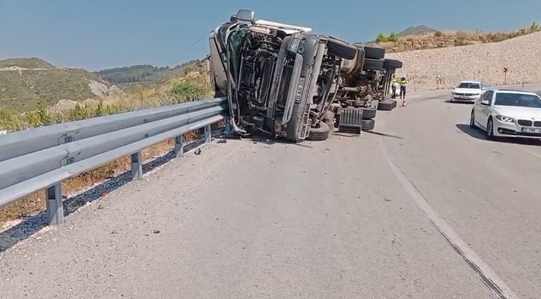 Antalya-Konya Yolunda Tır Devrildi!