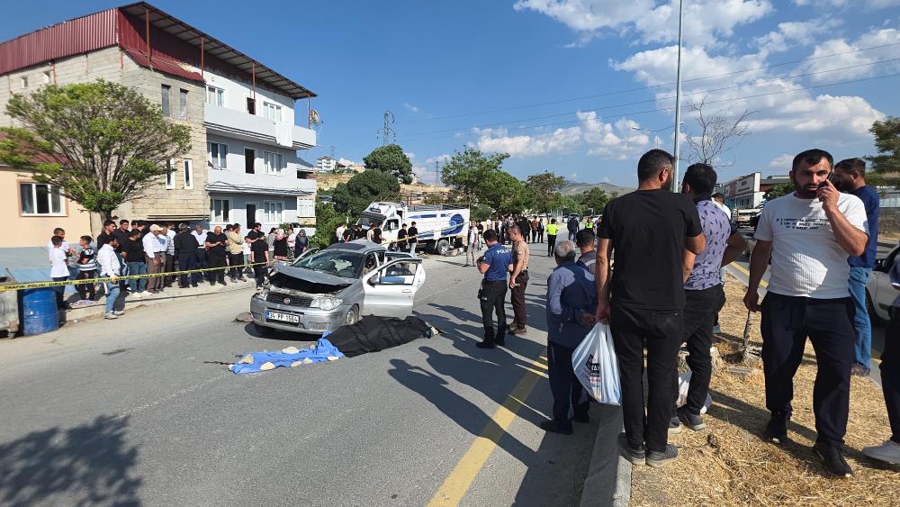 Van'da Feci Kaza: Otomobil Kamyonetle Çarpıştı, 1 Ölü, 4 Yaralı!