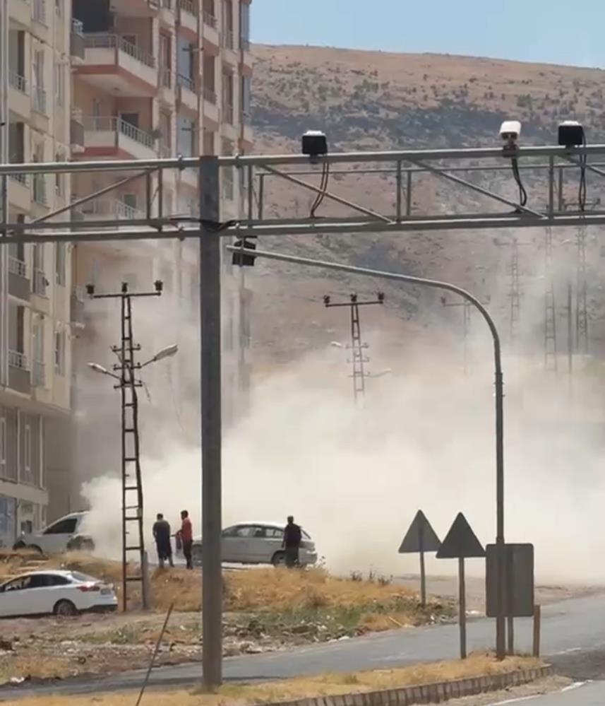 Siirt'te Trafoda Korkutan Yangın: Branda Elektrik Direğini Yaktı
