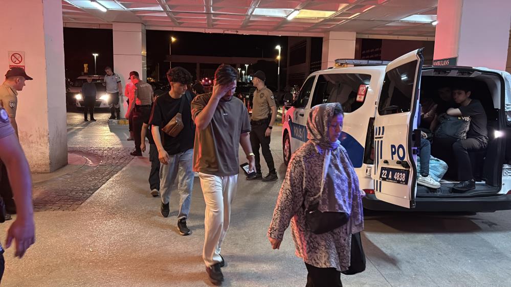 Edirne'de Bekçi Dikkatinden Kaçmadı: Minibüsten 24 Göçmen Çıktı
