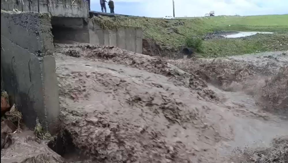 Kars'ta Sağanak Dehşeti: Köy Yolu ve Tarım Arazileri Sel Altında!