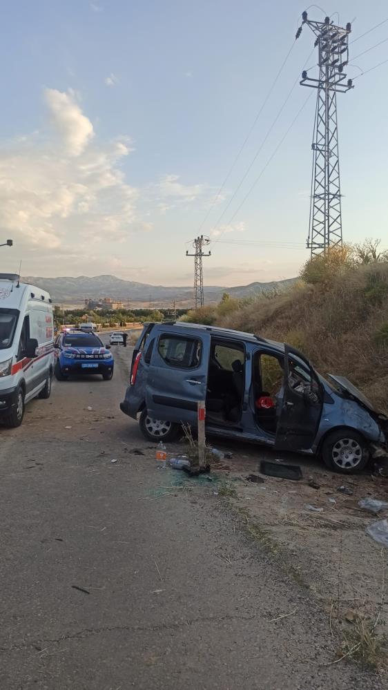 Elazığ-Bingöl Karayolunda Feci Kaza: Bariyerlere Çarptı, 4 Yaralı!