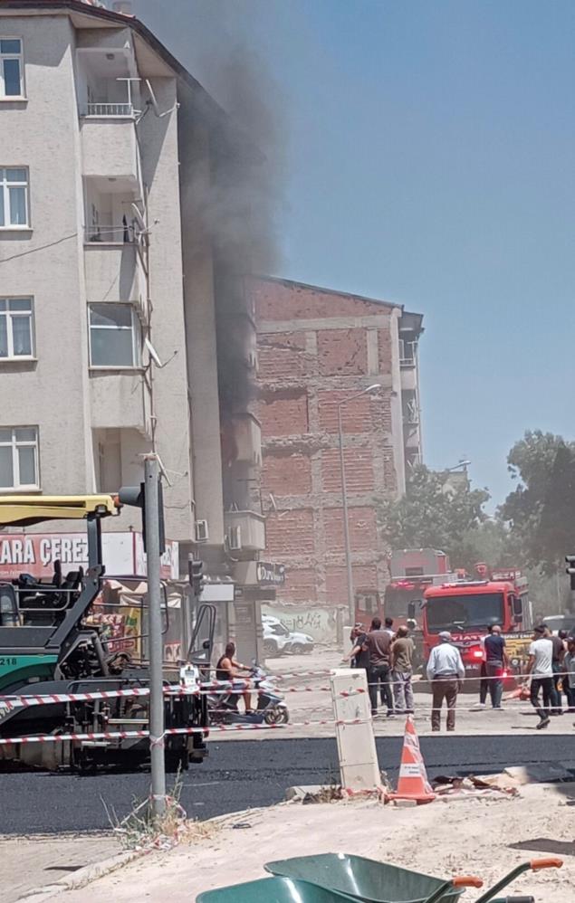 Elazığ'da Korkutan Ev Yangını: Pencerelerden Alevler Yükseldi!