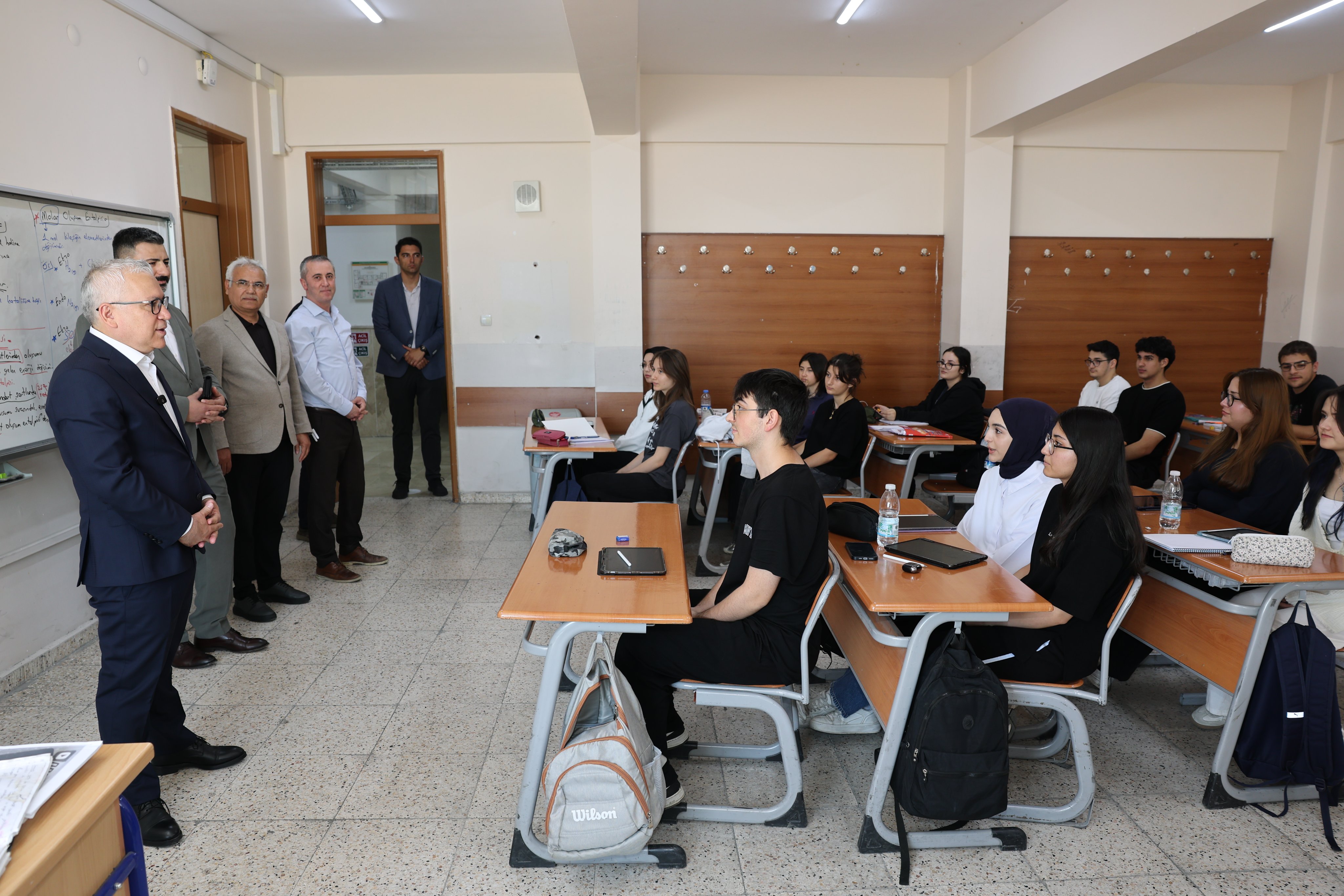 Vali Yılmaz Şimşek'ten Sivas Bilişim Lisesi'ne Ziyaret