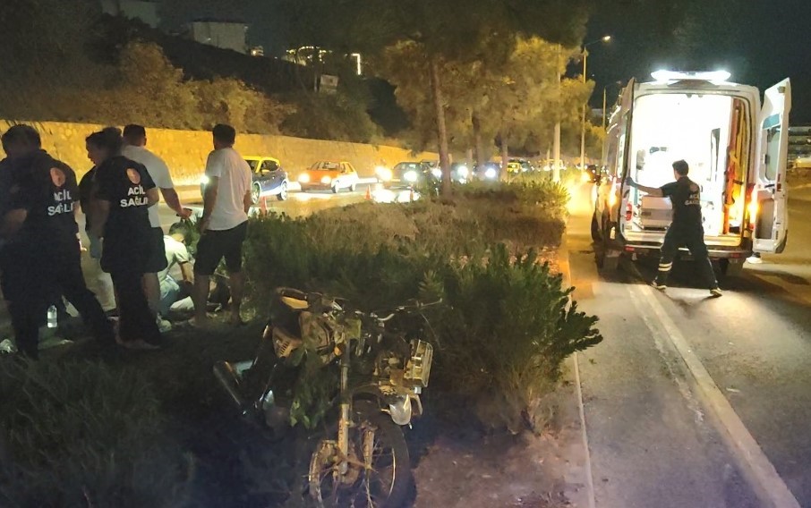 Kuşadası'nda Motosiklete Çarpıp Kaçan Sürücü Dehşeti: 1 Yaralı